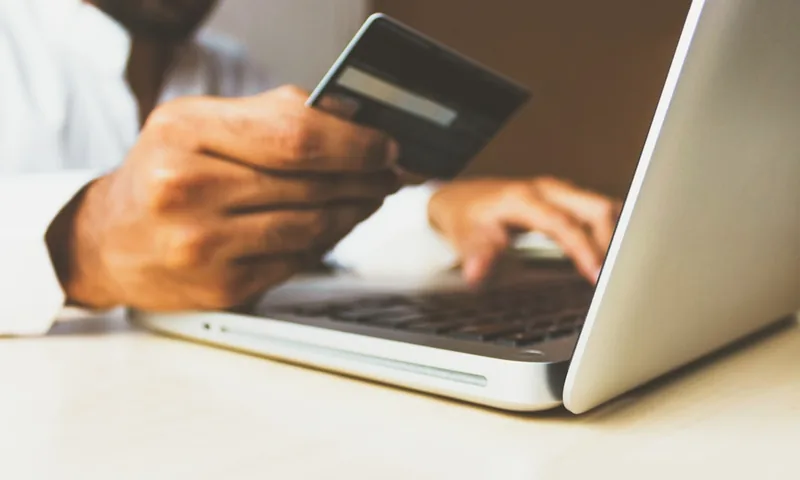 Compras online vs. em loja: prós, contras e quando escolher cada uma