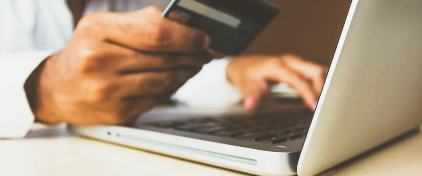 Compras online vs. em loja: prós, contras e quando escolher cada uma